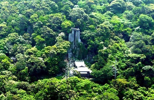 El santuario sintoísta de Okinokōjima y la formación rocosa de Oeishi, en la ladera de un monte que alcanza los 300 metros sobre el nivel del mar. (© Ojika Island Tourism)