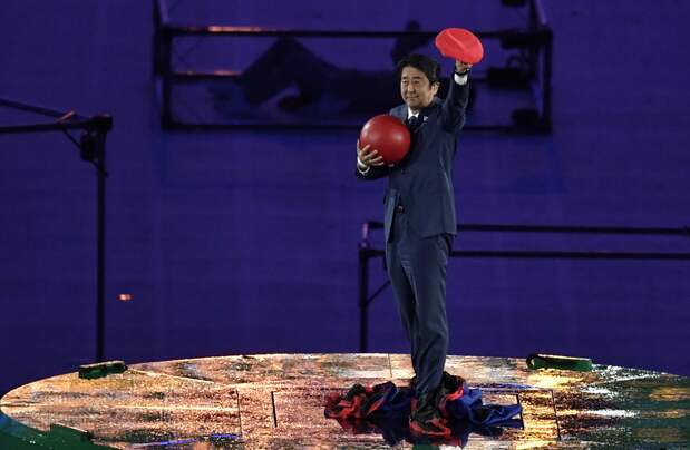 在里约奥运会闭幕式上，安倍以下届奥运会举办国首相的身份扮成超级马里奥登场，引发会场一片沸腾（2016年8月21日，AFP）