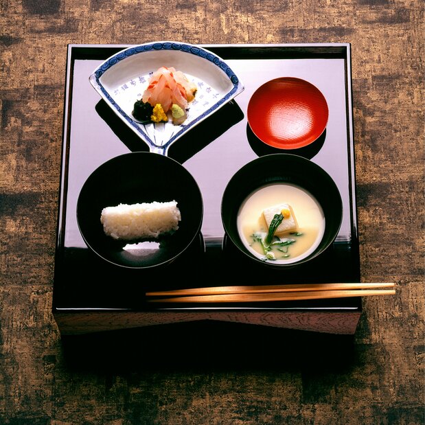 茶懐石も一汁三菜だが、メニューは決まった順番に供される。飯（いい）、汁、刺し身や酢の物といった向付（むこうづけ）に続き、吸い物の椀盛、魚料理の順（PIXTA）
