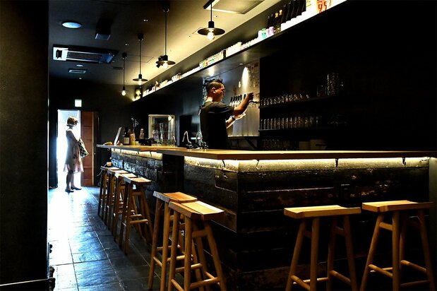 Le bar à l’intérieur est bien plus chic que l’apparence extérieure ne laisserait deviner.