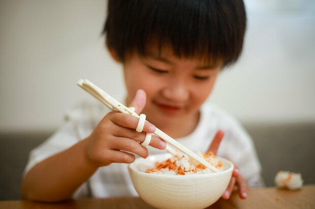 Les enfants japonais s’initient souvent à l’aide de baguettes d’apprentissage. (Pixta)