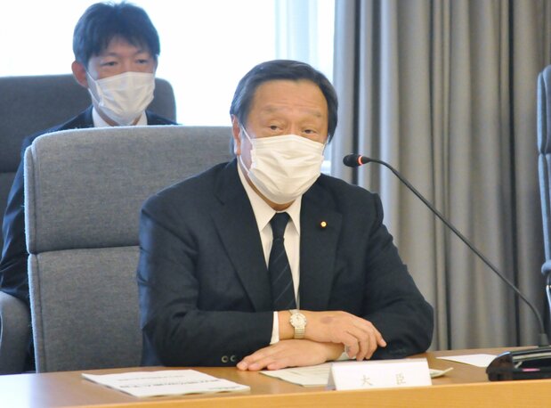 2023年度予算の概算要求について、防衛省内であいさつする浜田靖一防衛相(2022年8月31日、時事)