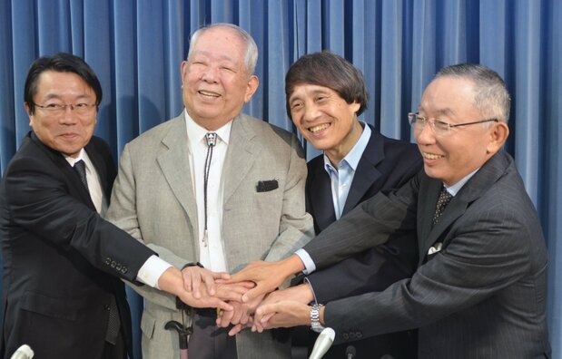 东日本大地震发生不久后,建筑家安藤忠雄(右二)和诺贝尔物理学奖获得者小柴昌俊(右三)等人宣布设立救助孤儿的育英会(东京霞关文部科学省),2011年5月(时事社)