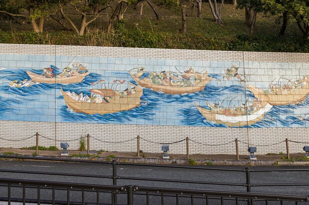 The dowager empress is seen jumping from the boat to the left, and below, to the right, is Taira no Tokiko embracing Emperor Antoku. In the upper right is Yoshitsune making his eight-boat leap.