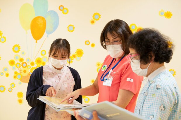 四国儿童与成人医疗中心的重症身心发育障碍儿童居家援助中心原本是纯白色墙壁,后来,工作人员、患者及患者家属一起将这里改造成明亮温馨的空间(合作作家:Masuda Hisako)