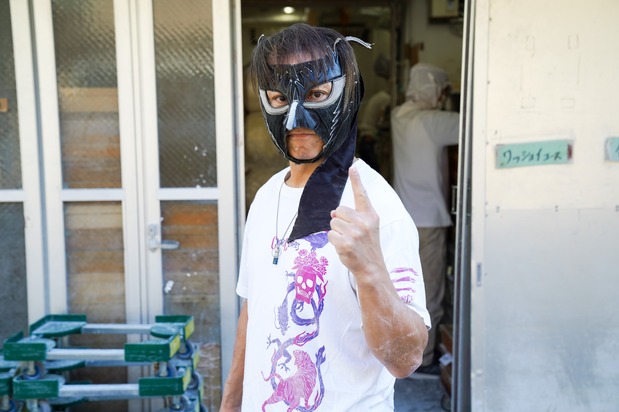 Le maître fabricant de nouilles, Fushichô Karasu, arborant son masque de corbeau caractéristique. (© Yamakawa Daisuke)