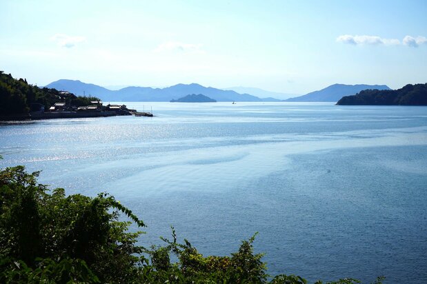 La vue imprenable de la mer intérieure de Seto à partir du pont d’Ôshiba.