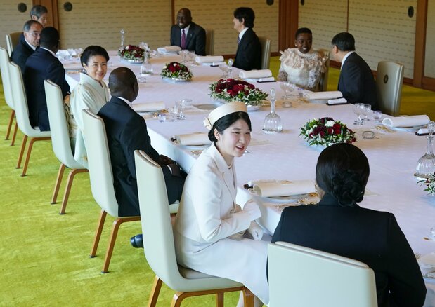 ケニアのルト大統領夫妻との昼食会に臨まれる天皇、皇后両陛下と長女愛子さま、秋篠宮さま(皇居・宮殿、代表撮影)(時事)
