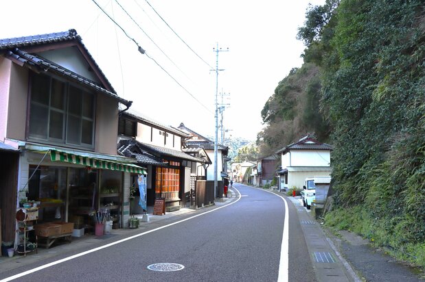 La aldea de Sakitsu se extiende por la orilla oeste del puerto homónimo unos 700 metros, a lo largo de una antigua carretera nacional, actualmente un ramal de la nacional 389. (Fotografía: Amano Hisaki)