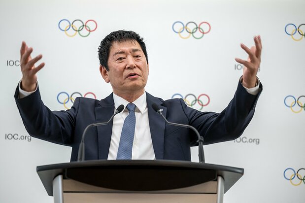 Le président de la Fédération internationale de gymnastique Watanabe Morinari, candidat au poste de président du CIO, donne des explications sur son projet de « Jeux olympiques des cinq continents » lors de la conférence de presse consécutive à la présentation des programmes des candidats aux instances olympiques le 30 janvier 2025, à Lausanne. (AFP-Jiji)