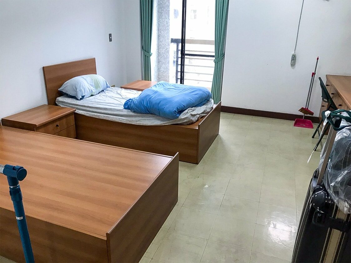 Une chambre dans une unité de quarantaine à Taïwan. Même les personnes présentant les symptômes les plus légers doivent s’isoler dans cette pièce et se soumettre à un test PCR.