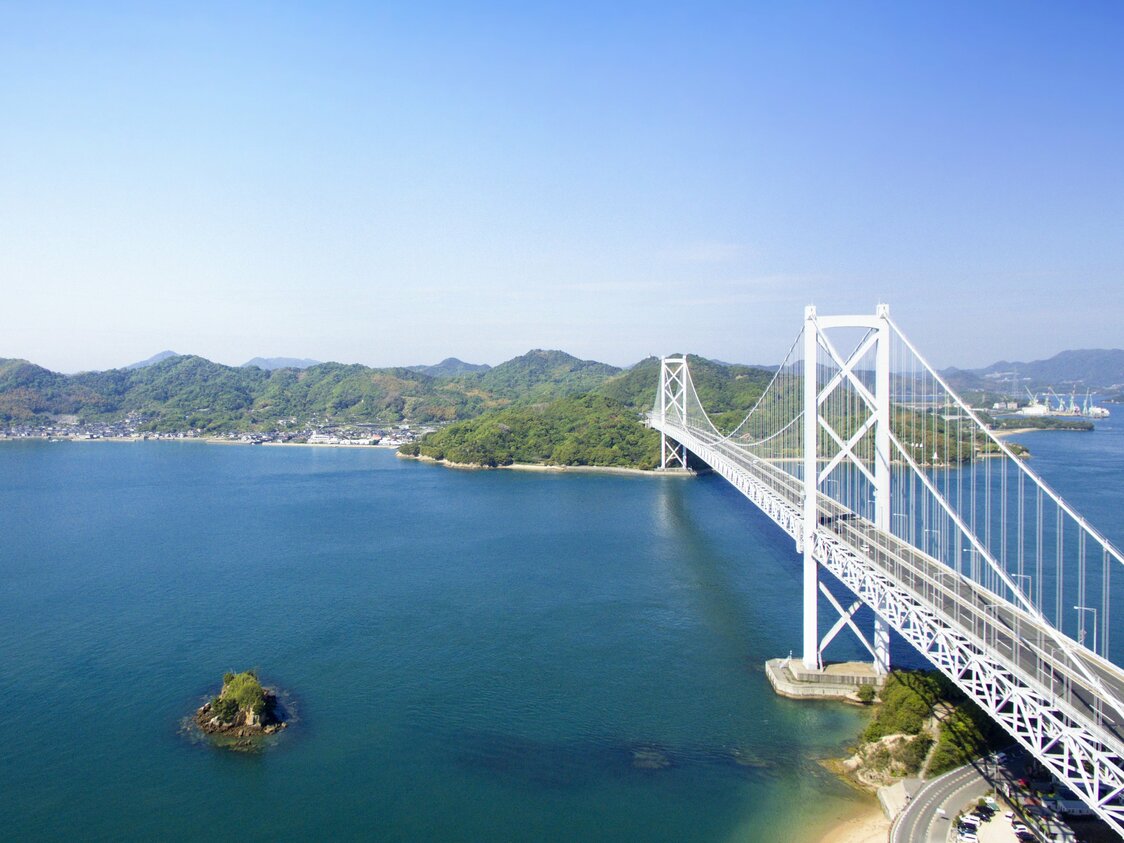 从向岛眺望因岛和因岛大桥。大桥为两层结构，分别供汽车和自行车、行人通行
