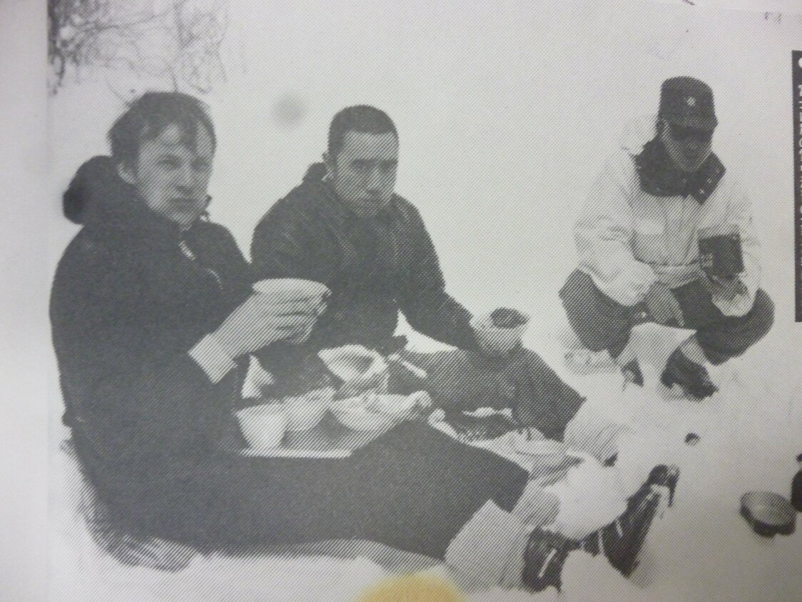 1969年3月、三島由紀夫（中央）の富士山麓雪中演習に外国人記者として初めて同行したストークス氏（左）（ストークス家提供）
