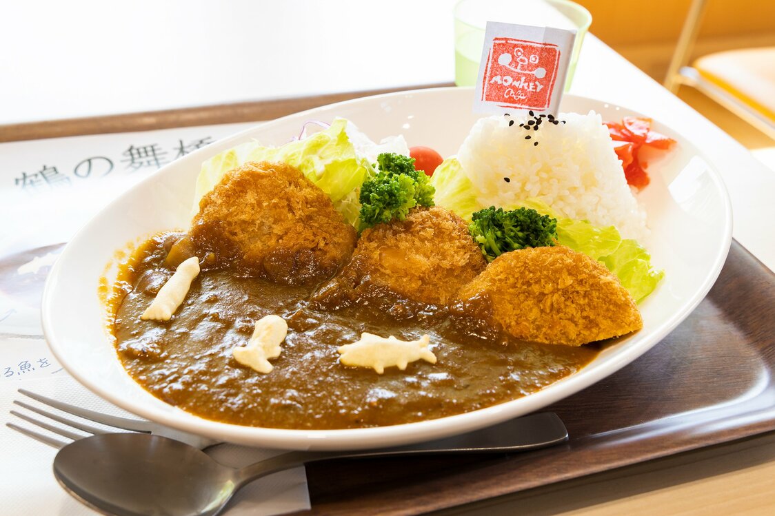 三連太鼓橋をイメージした「鶴の舞橋カレー」は、ここにもあるじゃ内のカフェ「モンキー」の人気メニュー