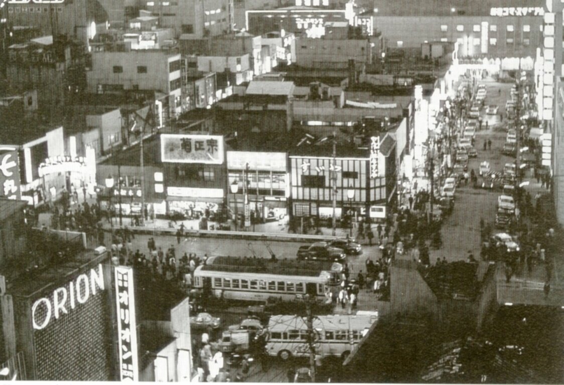 Kabuki-chō en los años cincuenta. (Museo de Historia de Shinjuku)