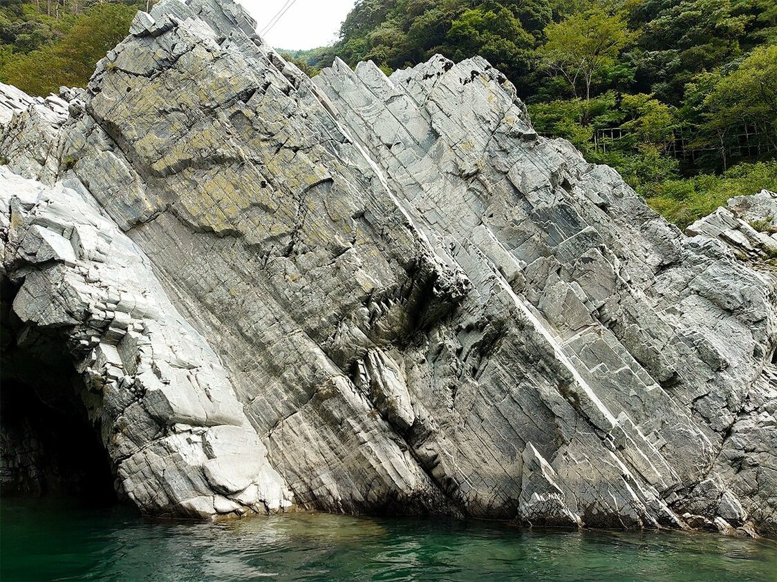The schist stone lining both sides of Ōboke Gorge.
