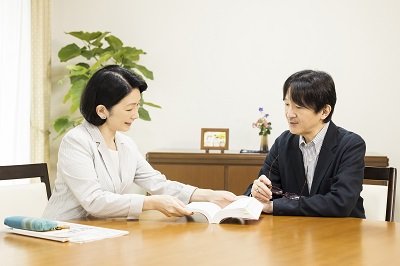 紀子さまと話す秋篠宮さま（宮内庁HPから）