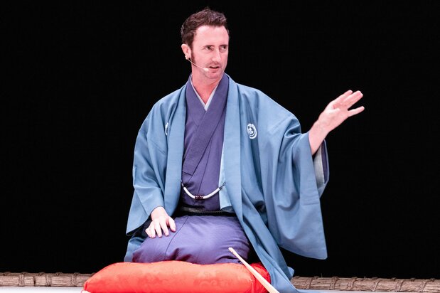 Rakugo storyteller Katsura Fukuryū starts the show with a humorous performance. (© Nippon.com)