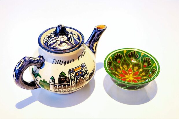 All the teacups and pots in the shop are imported from Uzbekistan.