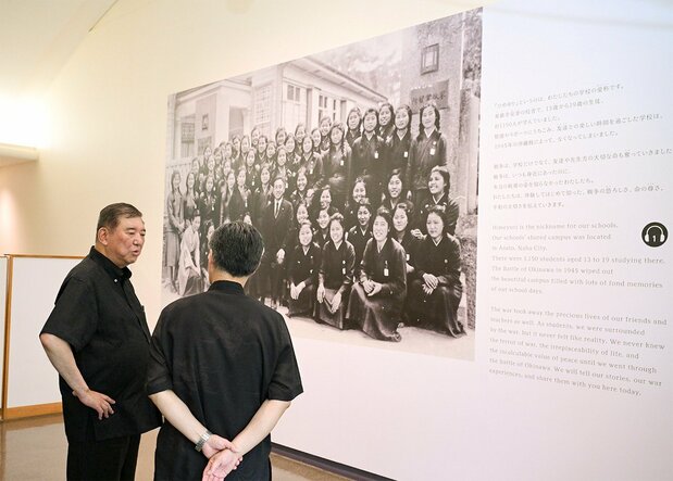 「ひめゆり平和祈念資料館」を訪れ、普天間朝佳館長(右)から説明を受ける石破茂首相=2025年6月23日、沖縄県糸満市(時事)