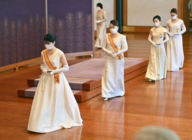 皇居・宮殿で行われた「新年祝賀の儀」。多くの国民がコロナ禍で苦労している状況を鑑み、女性皇族方はティアラの着用を控えた＝2022年1月1日、［代表撮影］時事