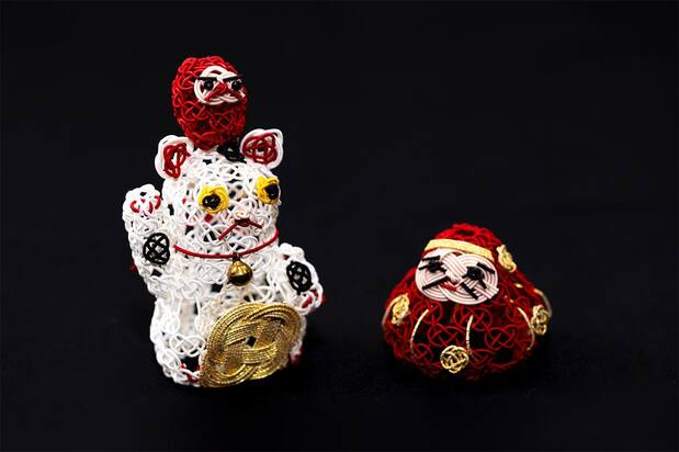 招财猫和不倒翁也是基于鲍鱼结制作的。一边想象成品的模样一边编织