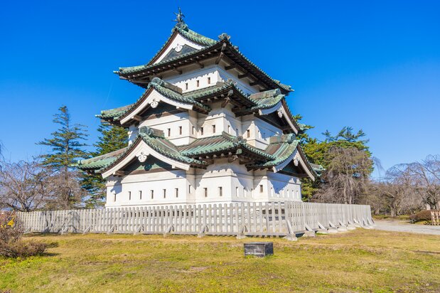 弘前城の三重櫓は幕府が非公式に認めた天守だった(PIXTA)