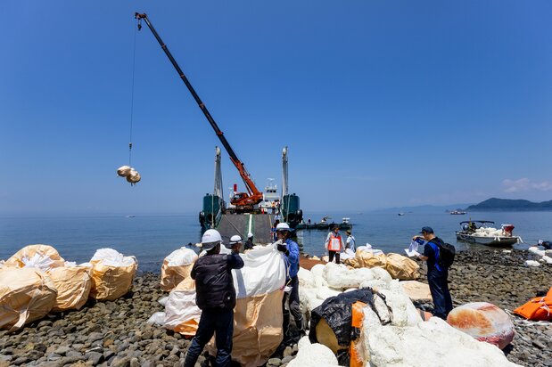 大型クレーンで効率良く積み込み