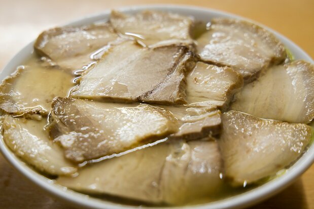 坂内食堂的招牌拉面“肉荞麦面”。叉烧肉分量十足，软烂入味，吃起来口感却很清淡