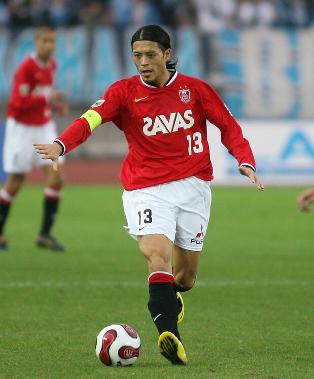Jリーグ・横浜FC-浦和レッズ/パスを出す鈴木啓太(神奈川・日産スタジアム)2007年12月01日(時事)