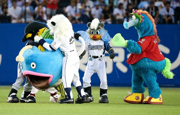 プロ野球オールスターゲーム2017のマスコットによるアトラクションで阪神のトラッキー(左端)、西武のレオ(左から3番目)ともみ合いになるロッテの「謎の魚」(左下)。中央は日本ハムの「B・B」、右端は広島のスラィリー=2017年7月15日、千葉・ZOZOマリンスタジアム(時事)