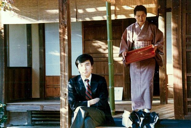 国宝茶室「如庵」のある有楽苑を訪れた評者（1978年11月、愛知県犬山市）