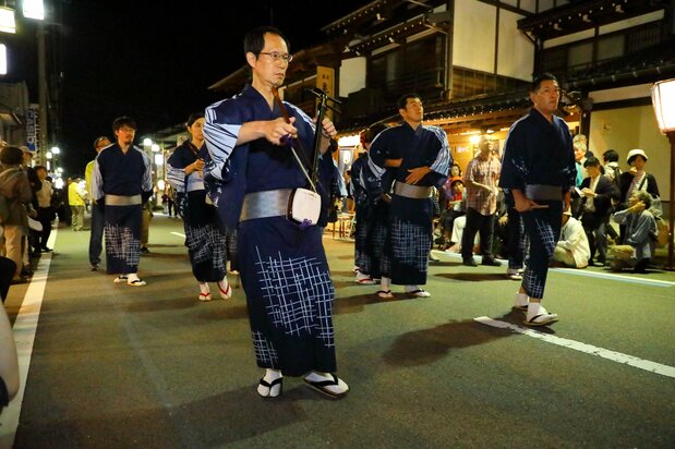 The sounds of shamisen and kokyū accompany the dancing. (© Haga Library)