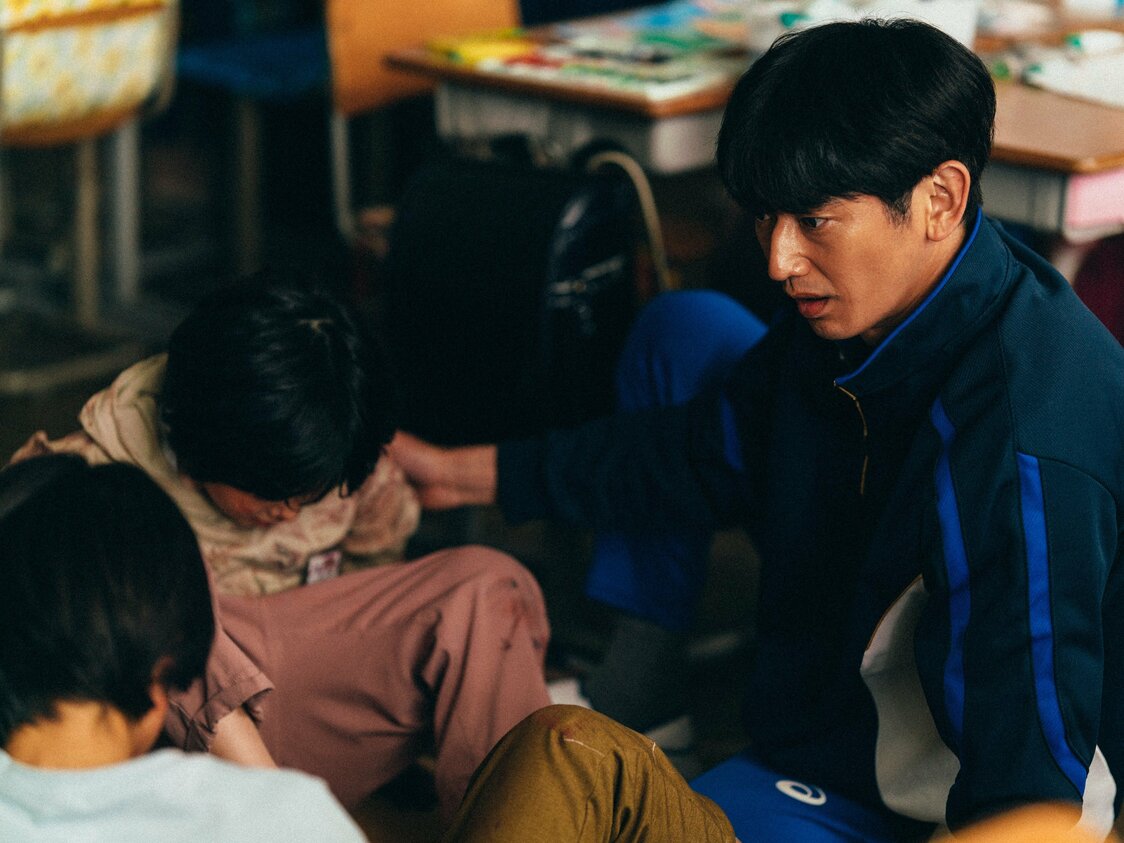 El docente a cargo de la clase de Minato (al frente a la izquierda, Kurokawa Sōya), el profesor Hori (Nagayama Eita), tenía antes una mala reputación. ©2023 Comité de producción de Kaibutsu