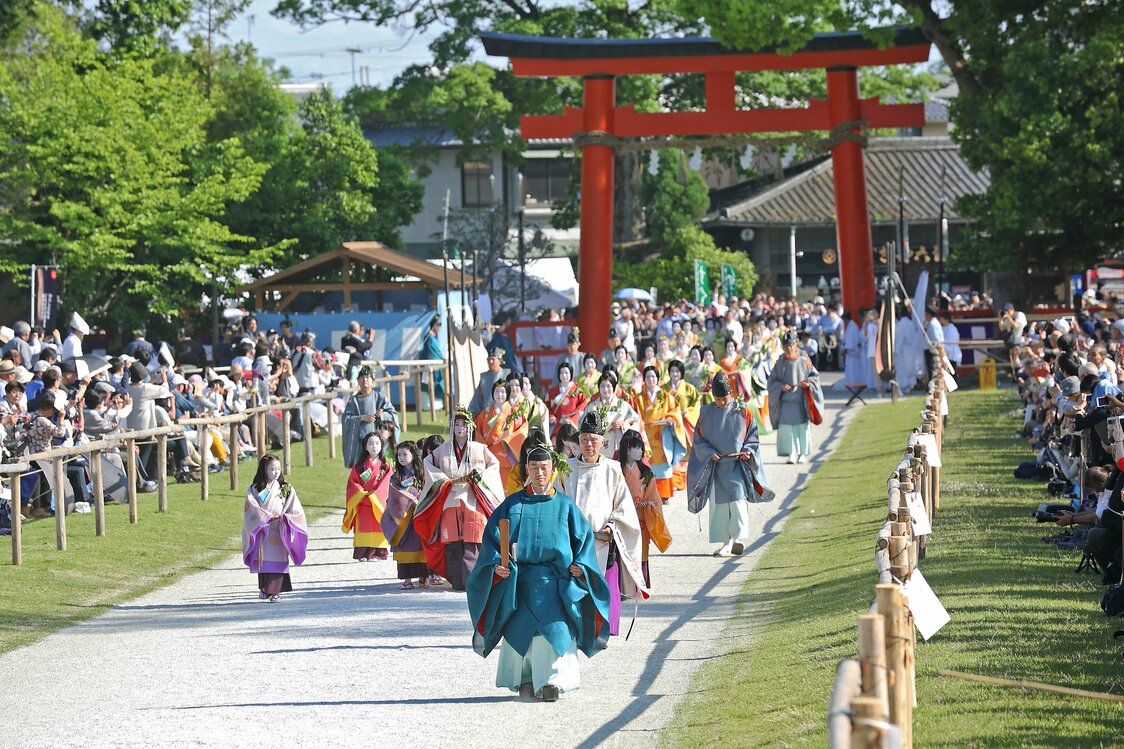 庆典的主角“斋王代”的供奉队列经过参道（图片：上贺茂神社）