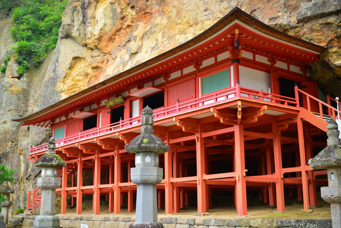 The Takkoku no Iwaya Bishamondō hall, built in kengai-zukuri gallery style.