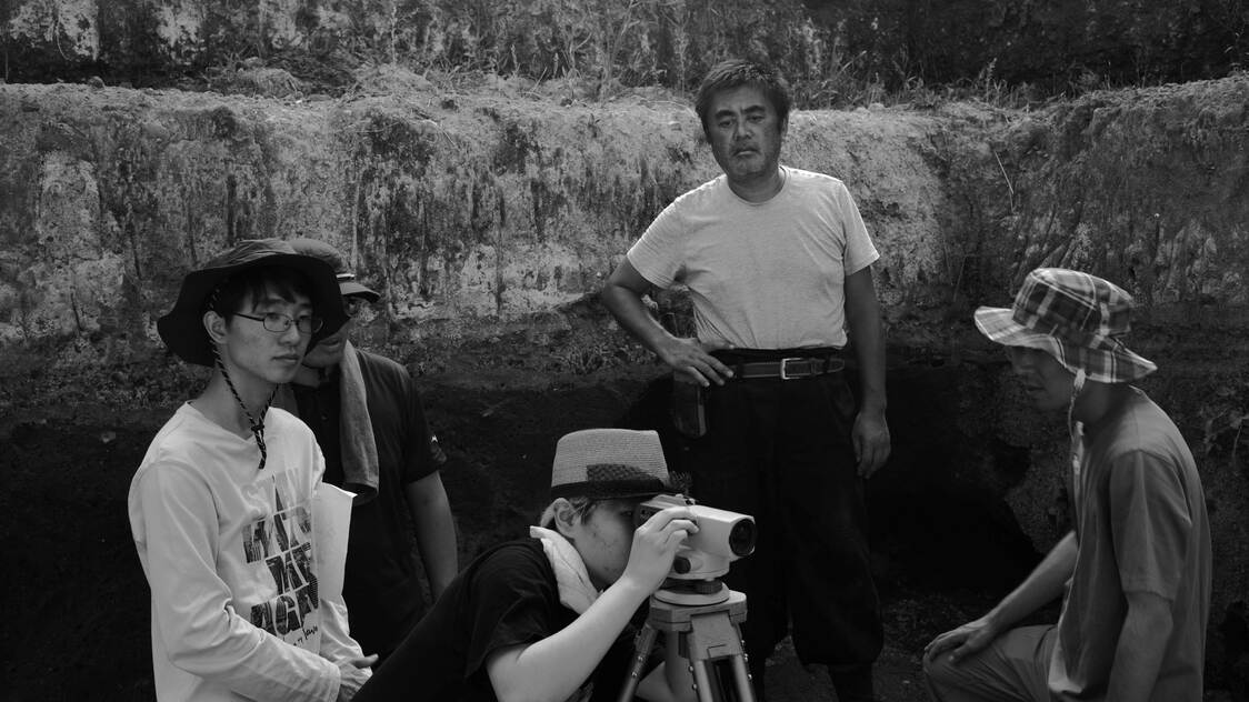 研修に参加した学生を見守る岩城氏　© 21UNO FILM SRL / STEMAL ENTERTAINMENT SRL 2025