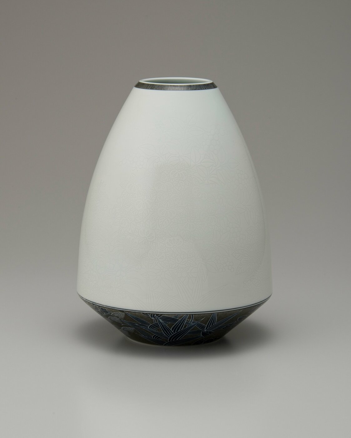 「色絵雪花薄墨墨はじき四季花文花瓶」（2011年）