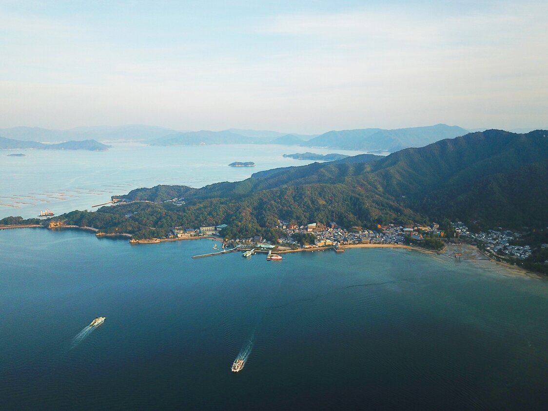 往返宫岛的渡轮。右侧隐约可见严岛神社和大鸟居