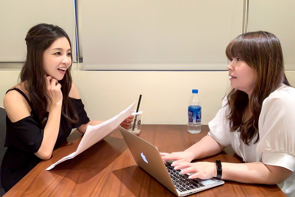 インリンさんに話を聞く二瓶里美さん（二瓶里美さん提供）