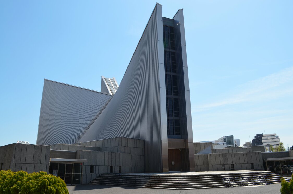 東京カテドラル聖マリア大聖堂。丹下健三の名を世界に知らしめた代表作の1つ。上空から見るとキリスト教の象徴である十字架を象（かたど）っている。1964年竣工=東京都文京区（PIXTA）