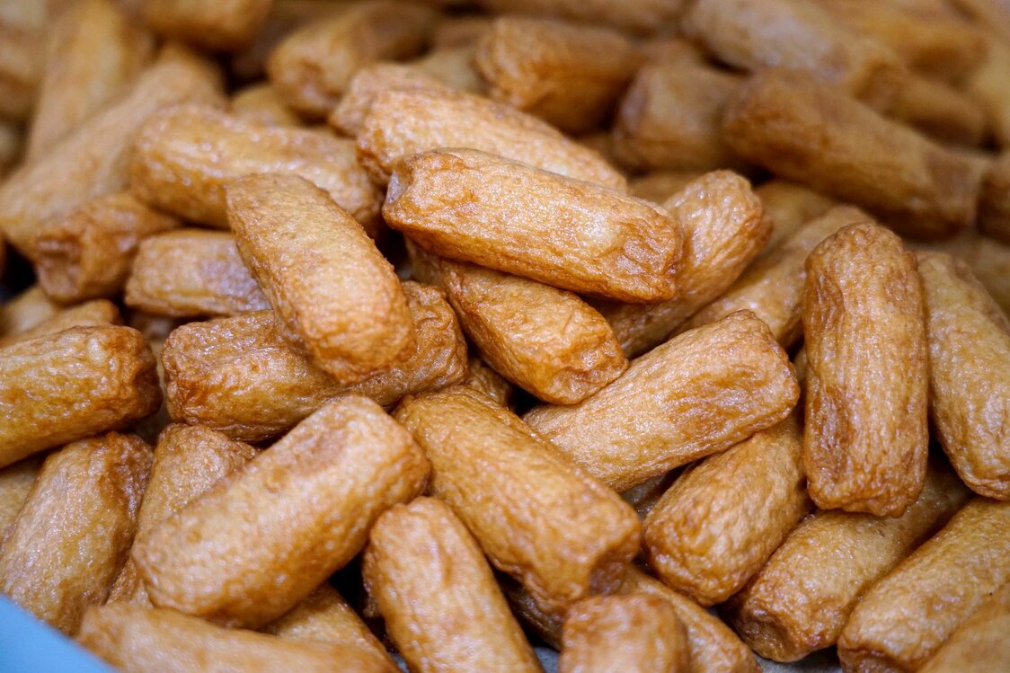 Le kuro-zake rehausse la texture et la couleur des satsuma-age frits.