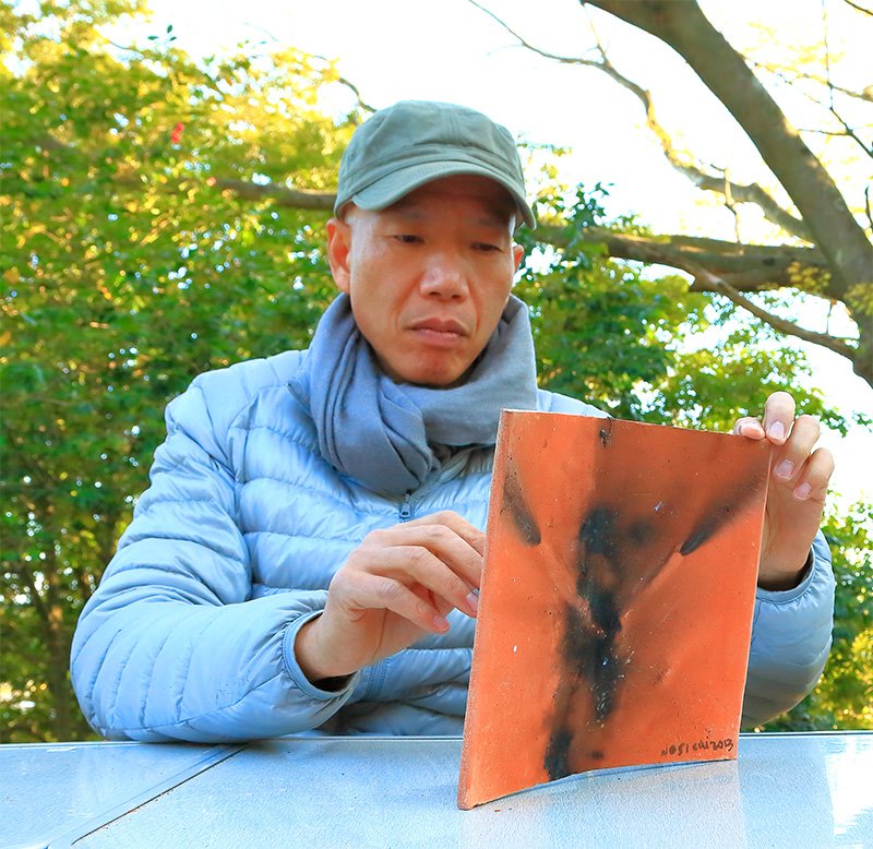 Cai signs a work created during Editions for SMoCA, one of the opening events for the Snake Museum of Contemporary Art in Iwaki, Fukushima Prefecture, in 2013. © Cai Guo-Qiang