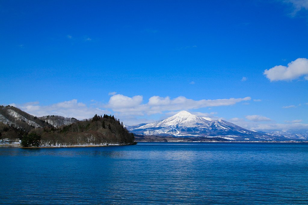 雄大な猪苗代湖と雪化粧した磐梯山　写真提供：福島県観光物産交流協会