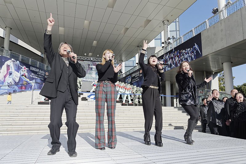 ファミリーアルバムの発売を記念して行われたミニ・コンサートでは、家族4人で6曲を熱唱