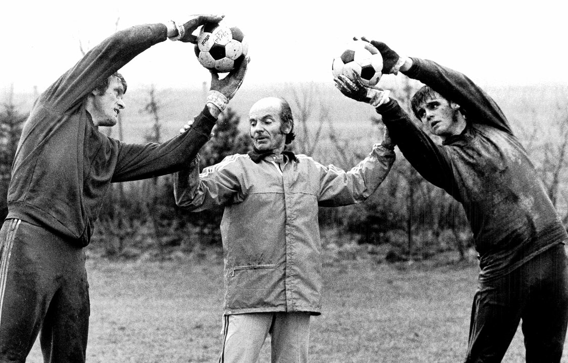 كريمر (في الوسط) خلال فترة تدريبه للفريق الألماني بايرن ميونيخ (1975–76). حيث قام بتدريب سيب ماير (يسار)، وهو أيضًا حارس مرمى منتخب ألمانيا الغربية، وقاد الفريق للفوز ببطولة الاتحاد الأوروبي. (© أ ف ب /جيجي برس)