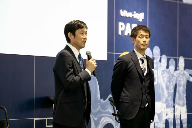 Los invitados a la presentación fueron Moriyasu Hajime (izquierda), entrenador de la selección masculina de fútbol, más conocida como “Samurai Blue”, e Ikeda Futoshi, entrenador del equipo femenino, apodada “Nadeshiko Japan”.
