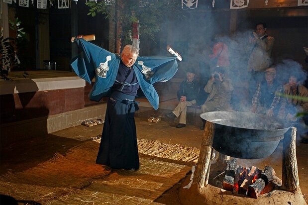 奥三河的“花祭”上，人们会通宵表演各地传承下来的舞蹈（爱知县北设乐郡，11-1月）