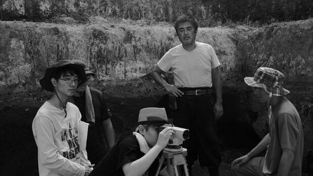 研修に参加した学生を見守る岩城氏 © 21UNO FILM SRL / STEMAL ENTERTAINMENT SRL 2025