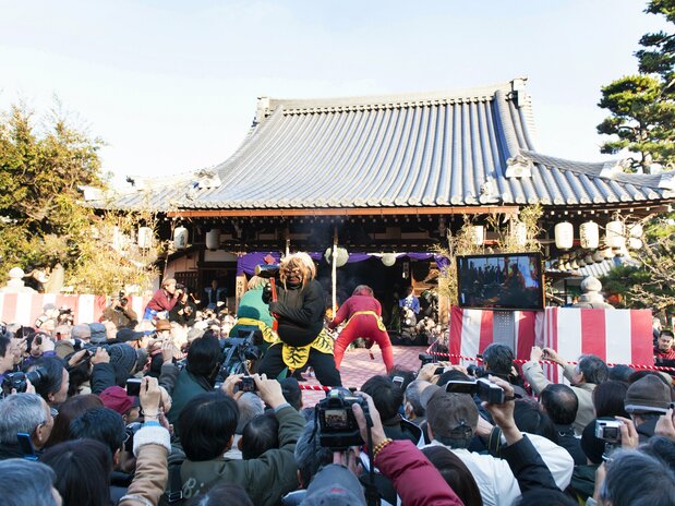 The stage where the <em>oni hōraku</em> ritual takes place is surrounded by eager crowds with their cameras.